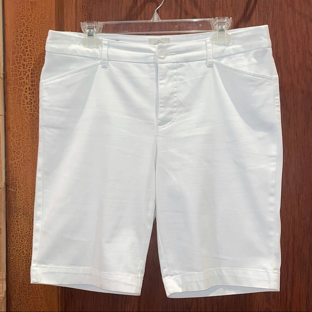 GUC - St John’s Bay white Bermudas- size 12